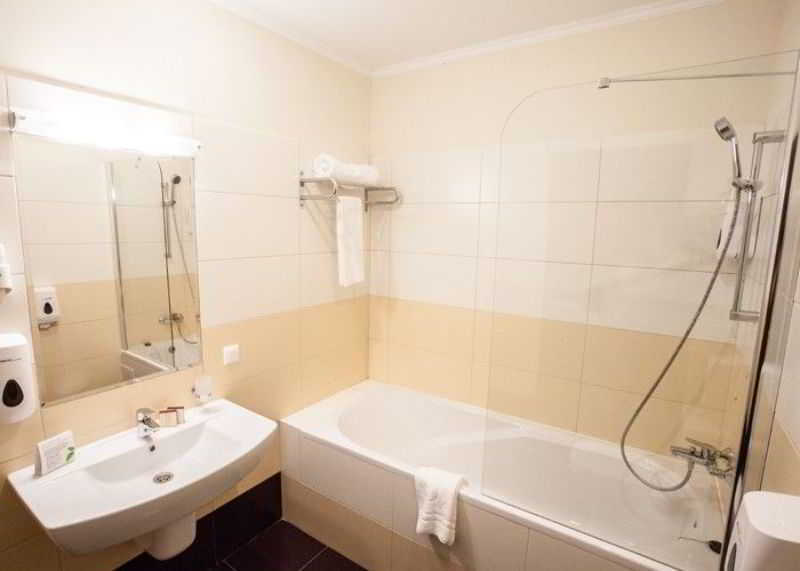 Optima Sumy Hotel Buitenkant foto