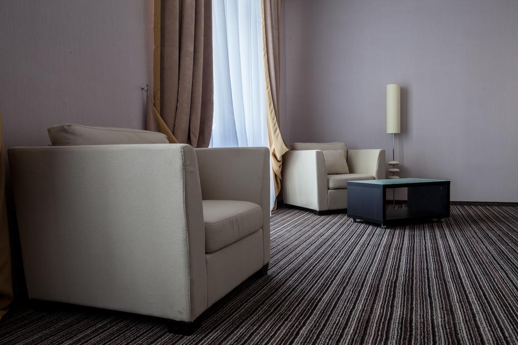 Optima Sumy Hotel Buitenkant foto