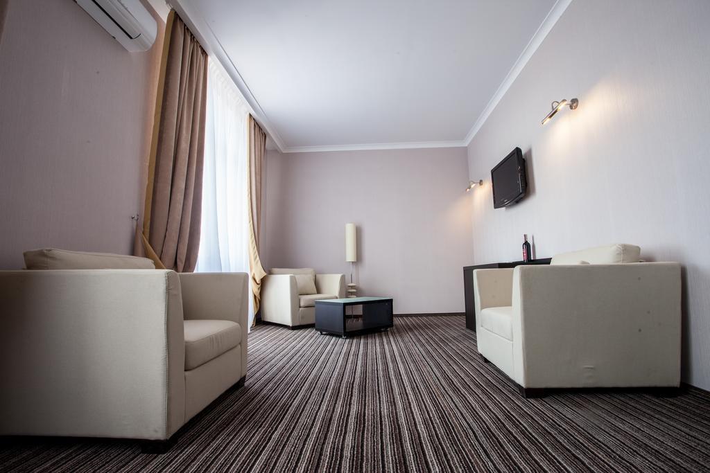 Optima Sumy Hotel Buitenkant foto